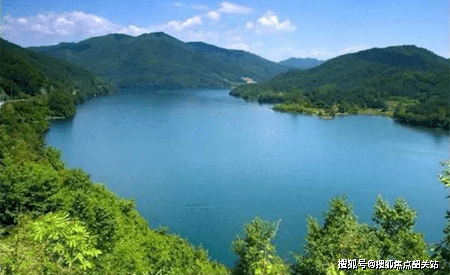 约7100亩的亚公顶森林公园,500万平风田水库,更有原生的自然湖泊丹悦
