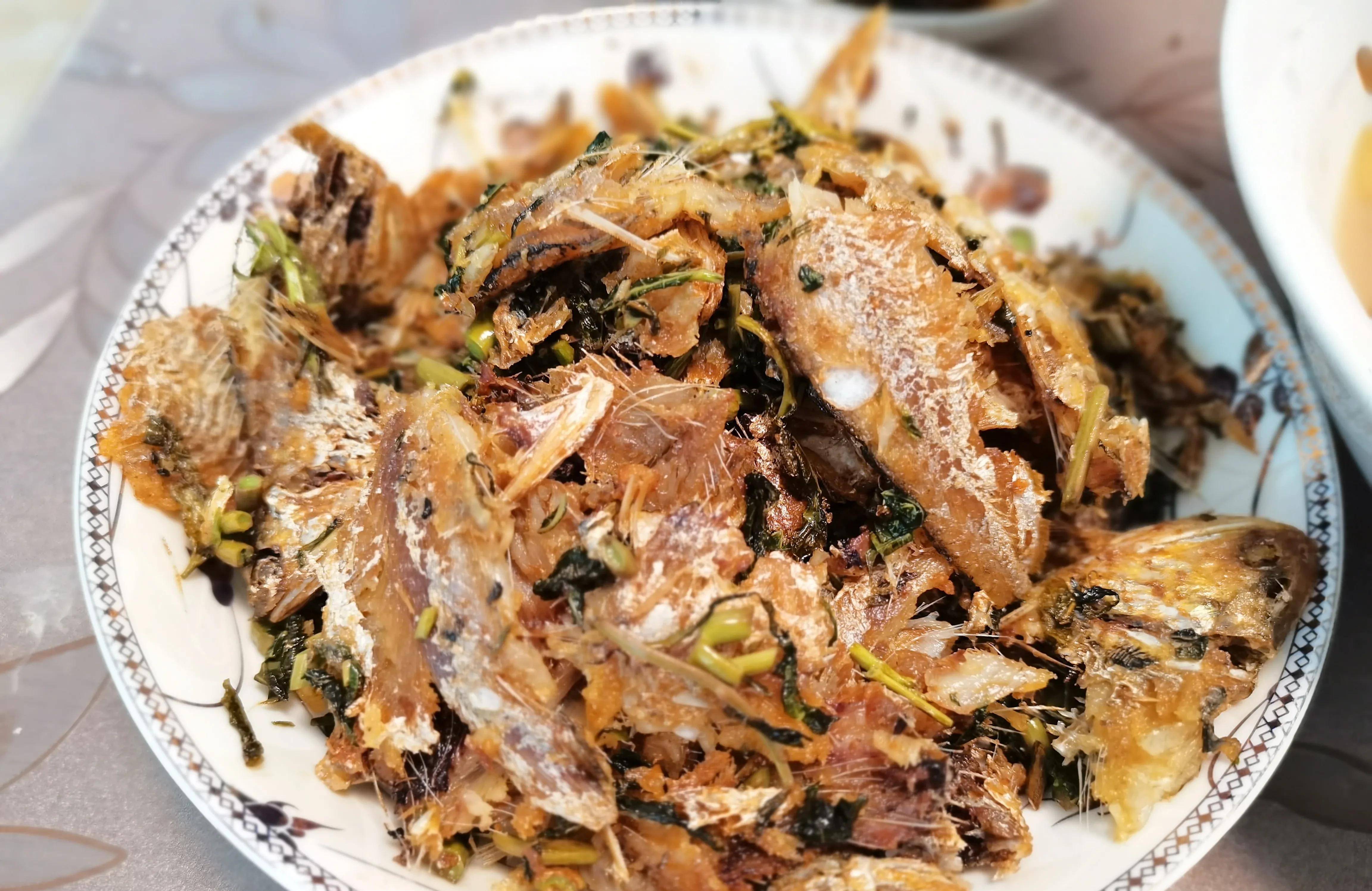 香椿拌黄鲫子鱼简单做法,鲜脆好吃(山东人叫黄煎子鱼)