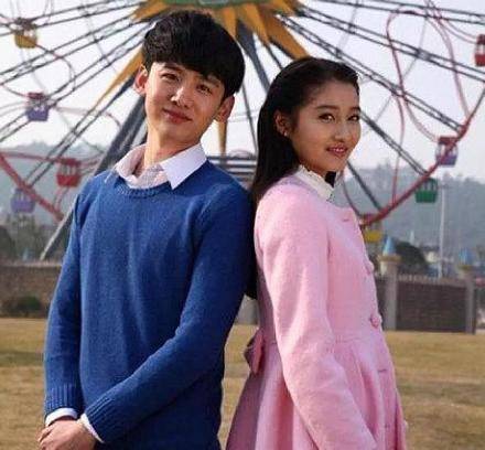 关晓彤真的好高.邓伦的高中旧照曝光了!