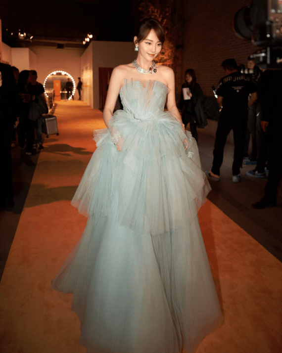 张嘉倪不仅演技出众,更注重自己的穿搭,却还是被出轨