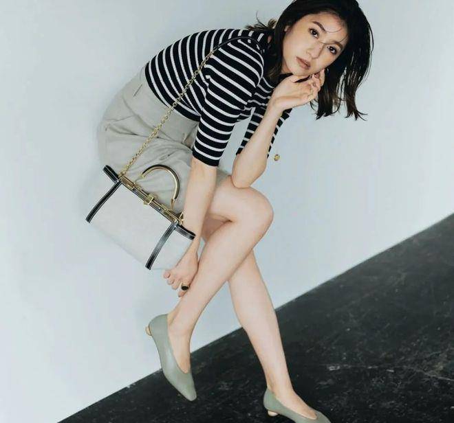 新垣结衣小姐姐的日系ol穿搭太好看了,得体又有亲和力!