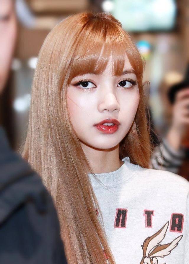 blackpink女團的小娃娃lisa,少女卡通裝最驚豔_氣質_姐姐_機場