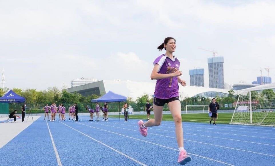 表情轻松,龚翔宇冲刺跑,或照相视角问题,显得表情痛苦,丁霞垂直纵跳