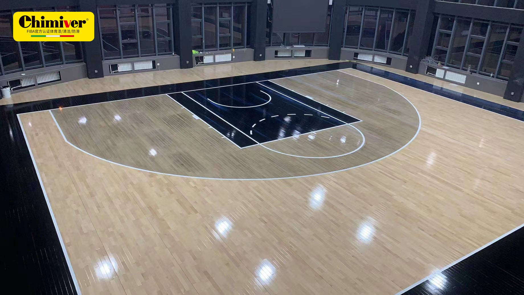 半场体育篮球馆彩漆效果,感受优质篮球场设计带来的强烈视觉冲击_施工