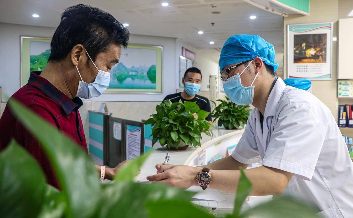 還耐心地指導其家人各種飲食和日常照顧注意事項,後來阿伯家人特意