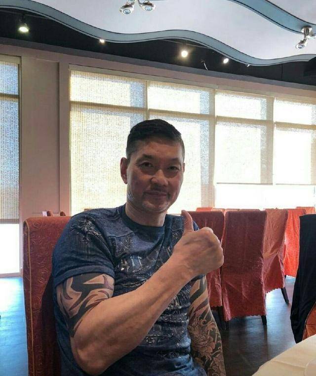 如今,周比利已经很少出现在娱乐圈了,现在他在加拿大开了一家教堂.