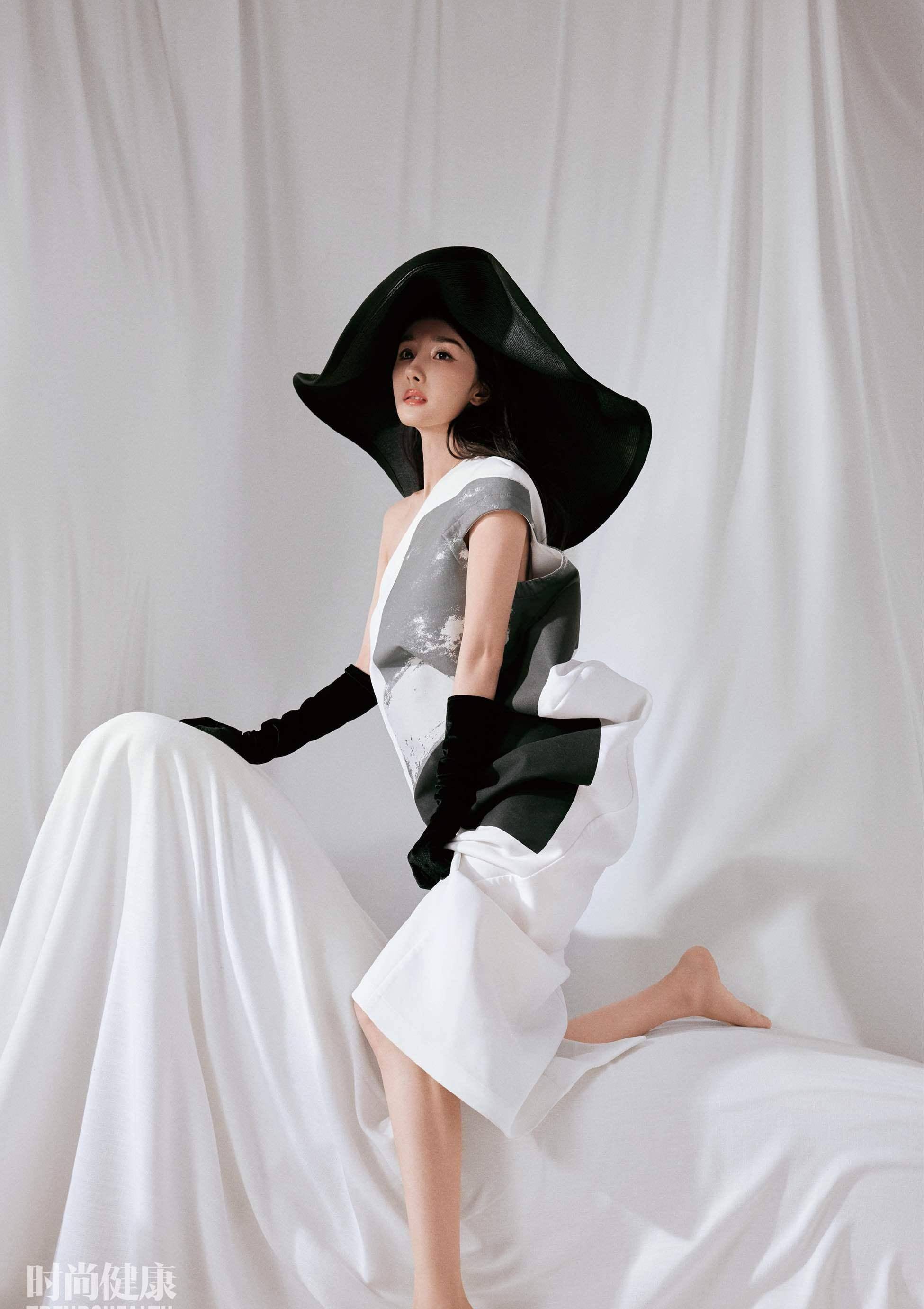 杨幂《时尚健康》开季封面,穿吊带抹胸宛若黑天鹅,赤脚大秀美腿