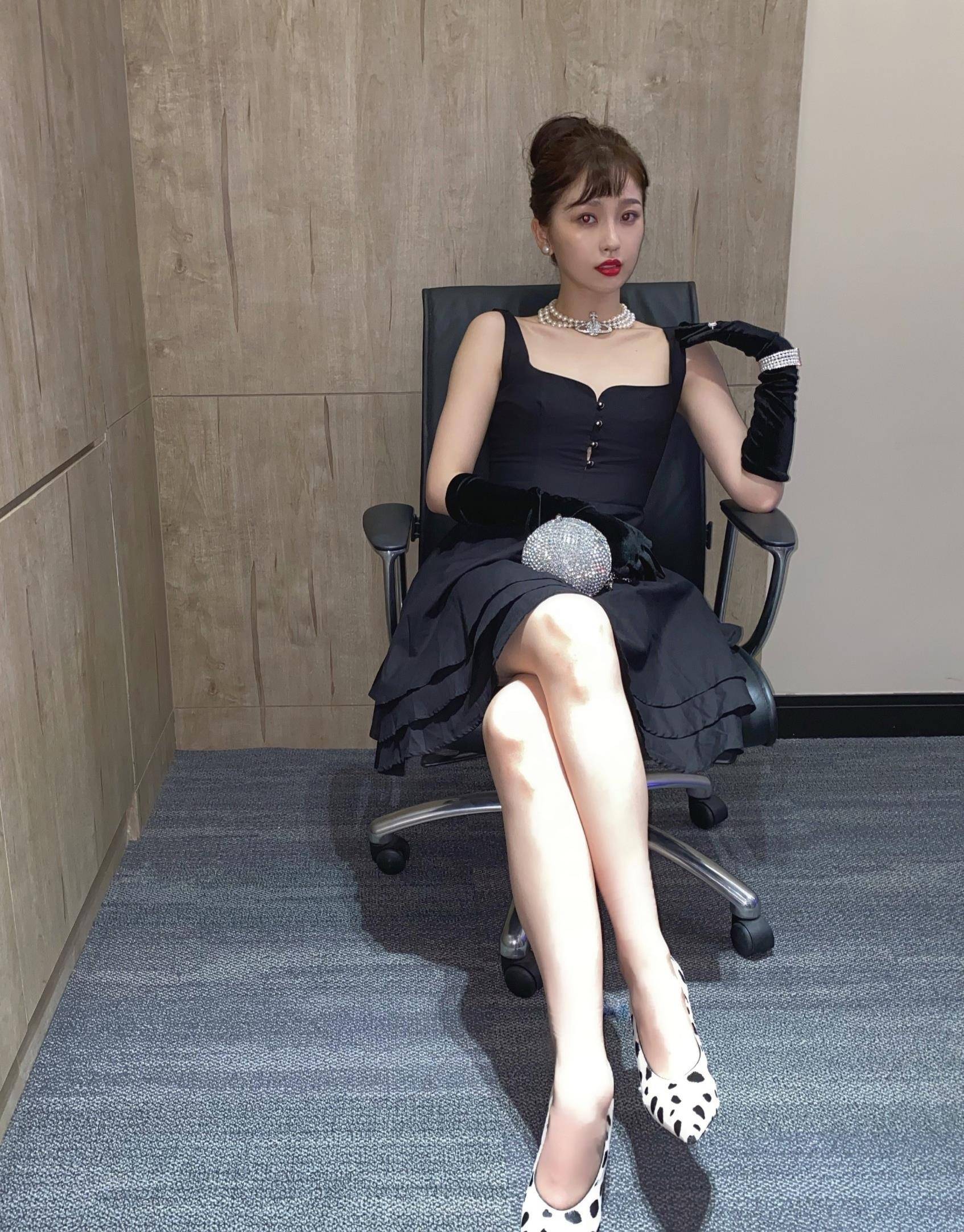 穿黑色连衣裙配高跟鞋,"富婆"范儿十足_青春_气质_白色