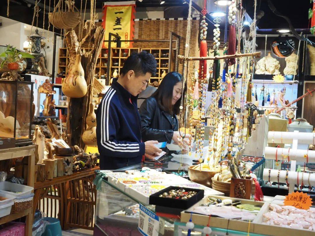 这次,小编深入义乌国际商贸城的五区——义乌进口商品馆,实现了周游全