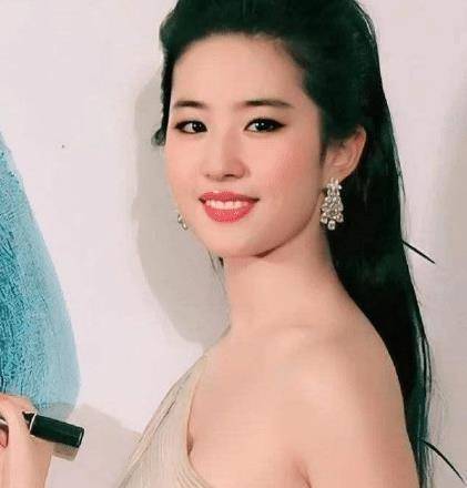 刘亦菲终于摆脱了玉女的形象,穿上了性感的连衣裙,女神是如此美丽.