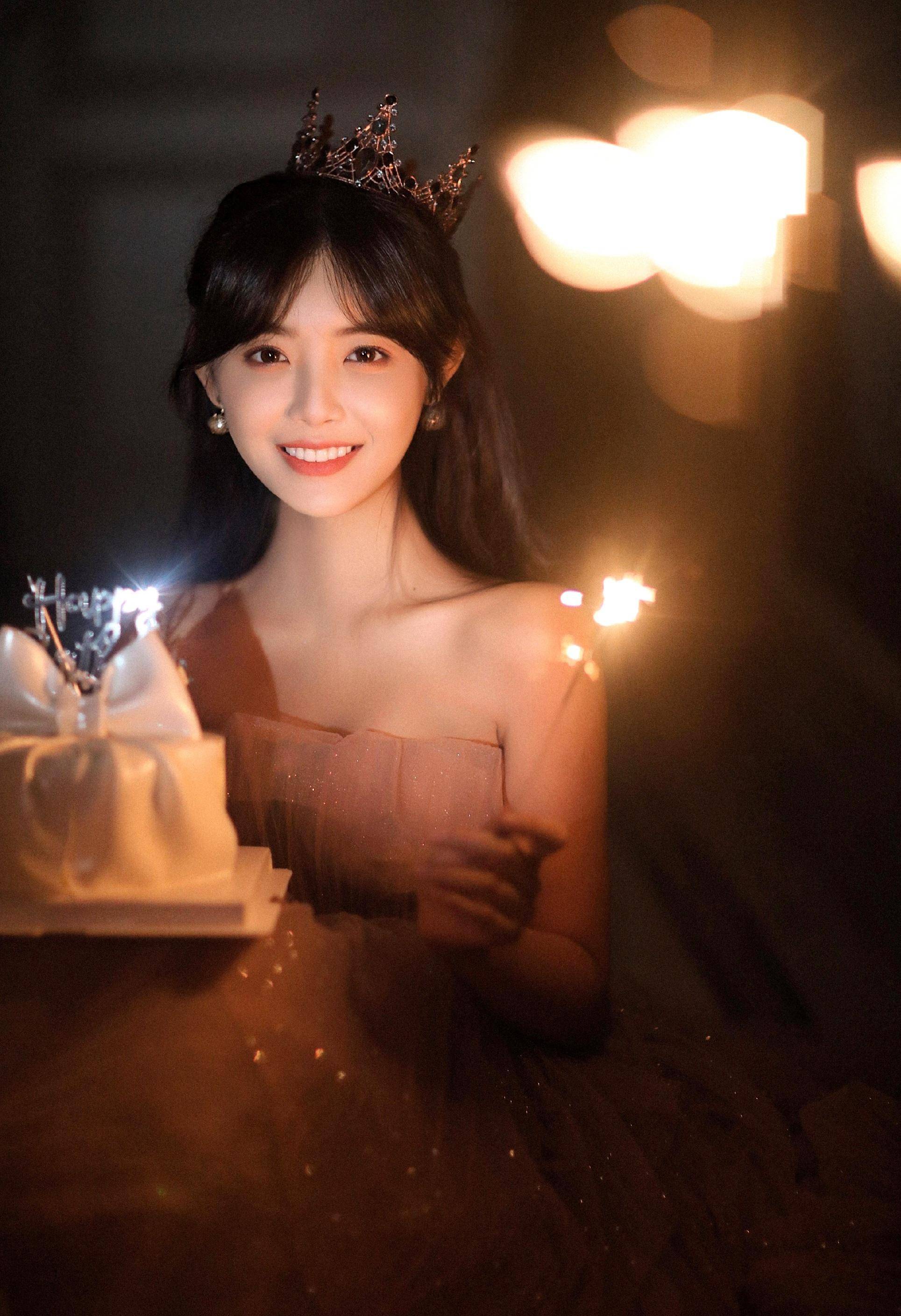 青春女星朱容君晒出生日活动照片,头戴后冠,青春靓丽_人气_年度_烟花