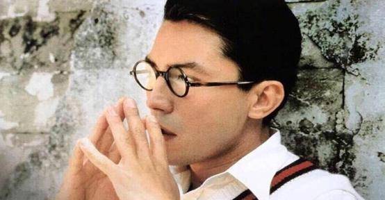 尊龙饰演的溥仪,优雅庄严,总是戴着一副眼镜,眼睛里的表情似乎没有一