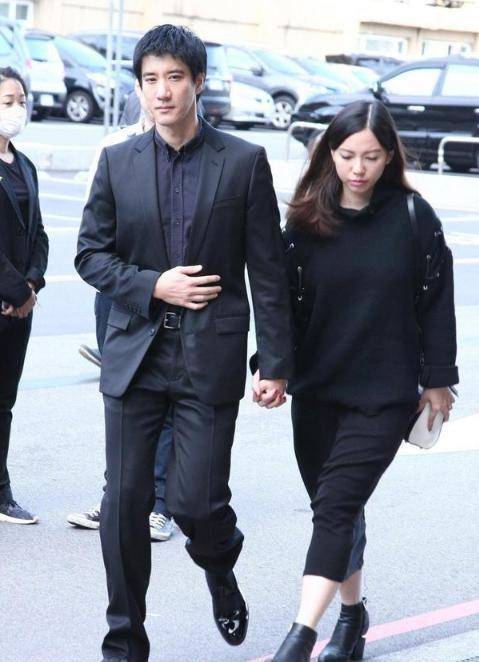 陈镇川77岁母亲病逝,哥哥携妻来致哀,she同框穿衣像3个_葬礼_王力宏