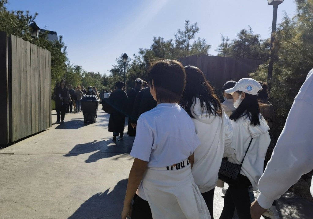 刘烨儿子诺一游环球影城被偶遇 清爽帅气身高瞩目-搜狐大视野-搜狐新闻