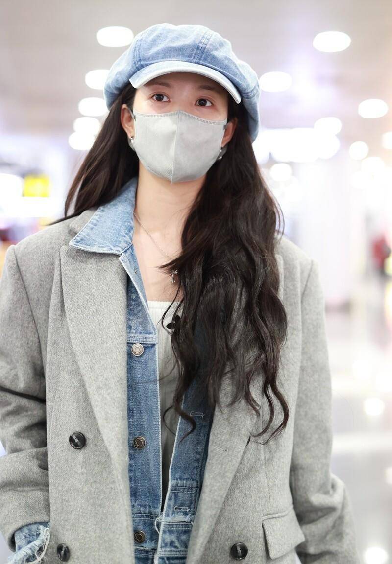 刘些宁机场街拍,灰色大衣配长款牛仔衬衫,打造时髦复古美_造型_时尚