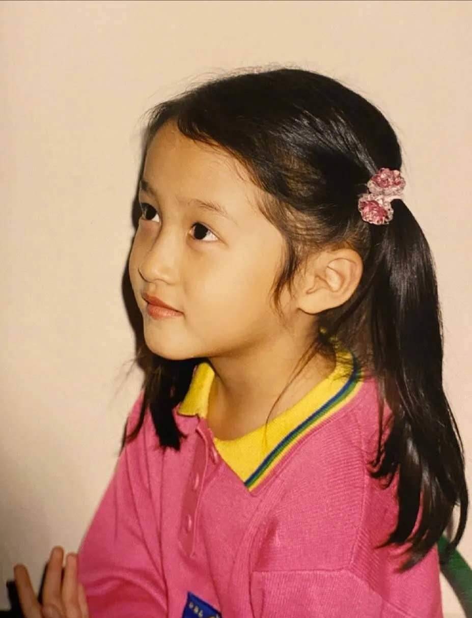 关晓彤十岁上节目曝父母的黑料,耿直又可爱,因为是演员怕被拐卖_老妈