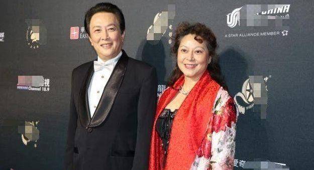 无情的唐国强,前妻孙涛除夕夜离去,小12岁女子上位,负心汉吗?