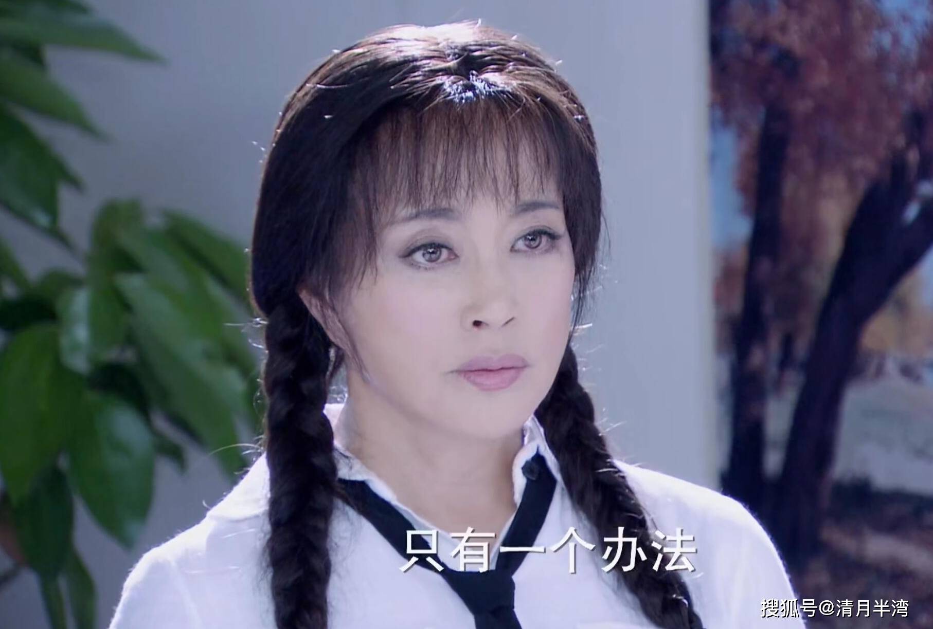 年纪一大把就别冒充少女了,扎双马尾扮嫩的中年女星