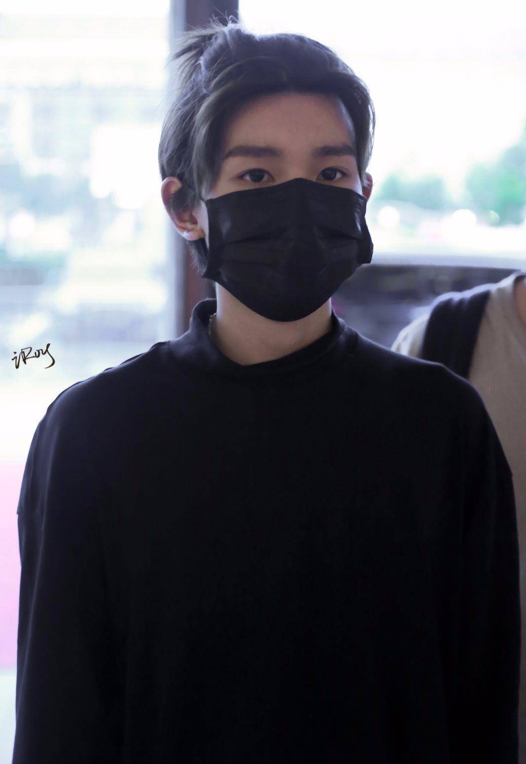 王源下班图来袭,粉丝:莫非是刚拍完《王源很王很丸圆》_发型_小鱼