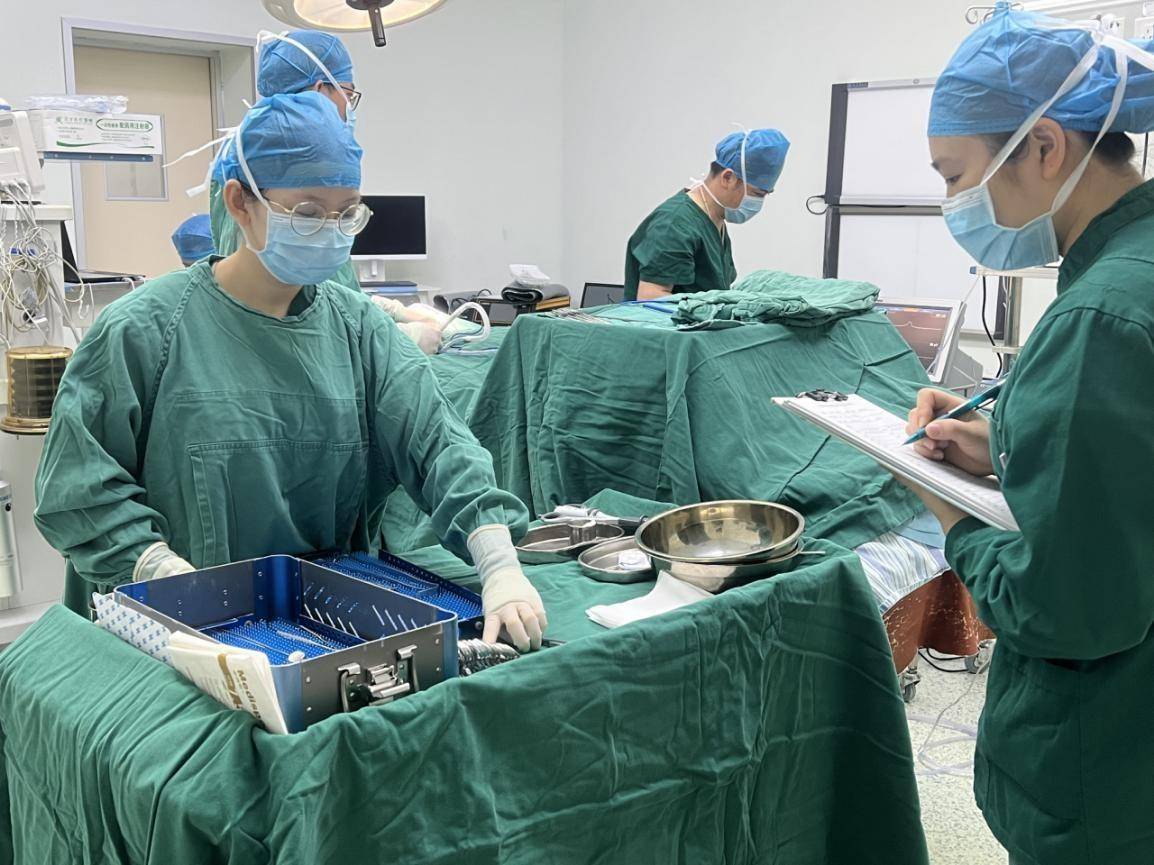 协助麻醉医生进行麻醉用药手术医生,麻醉医生,手术室护士三方共同实施