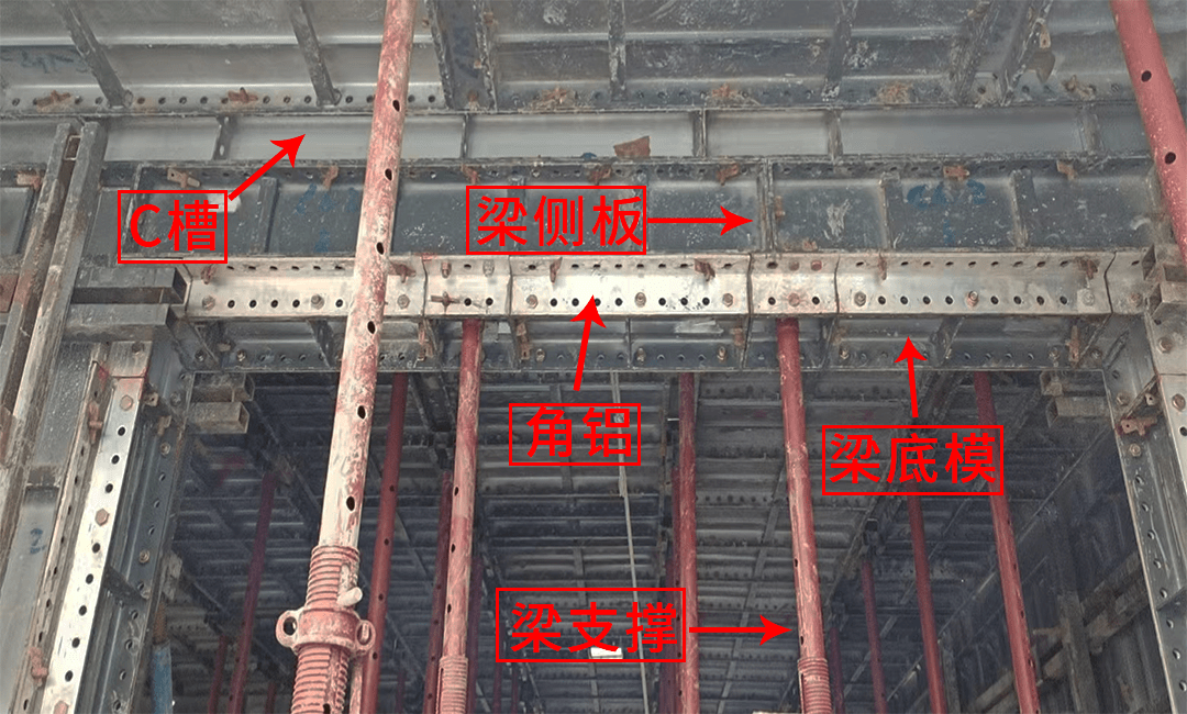 下底口起步顶板处必须用单顶支撑(首层无k板螺丝),以防涨模