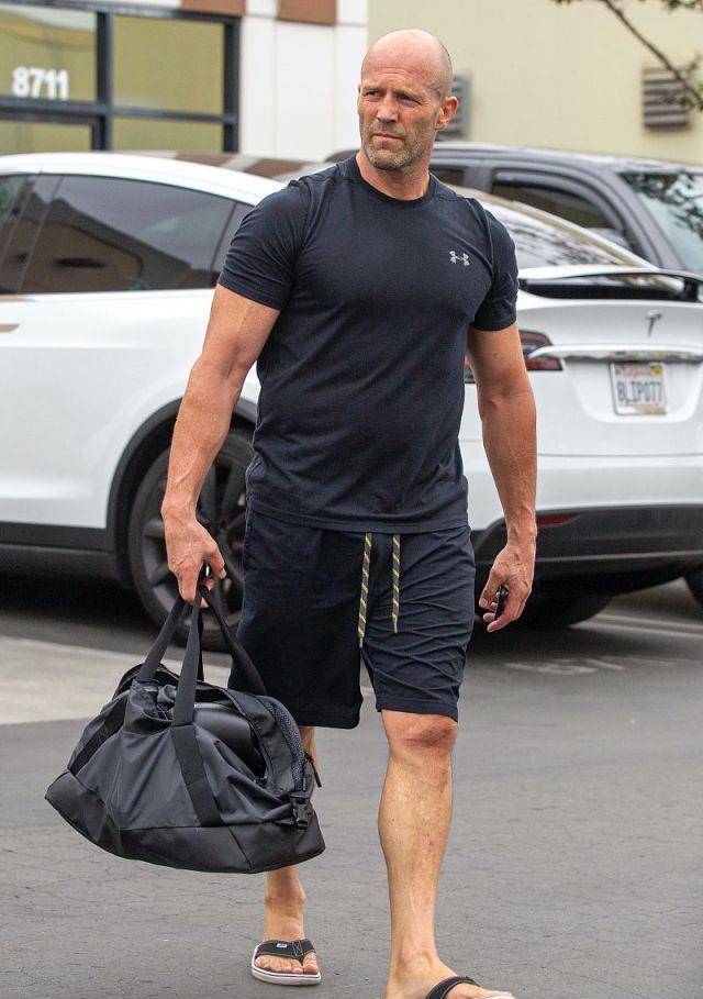 罗茜·汉丁顿-惠特莉和杰森都穿黑衣默契"比酷",杰森威武霸气_气势