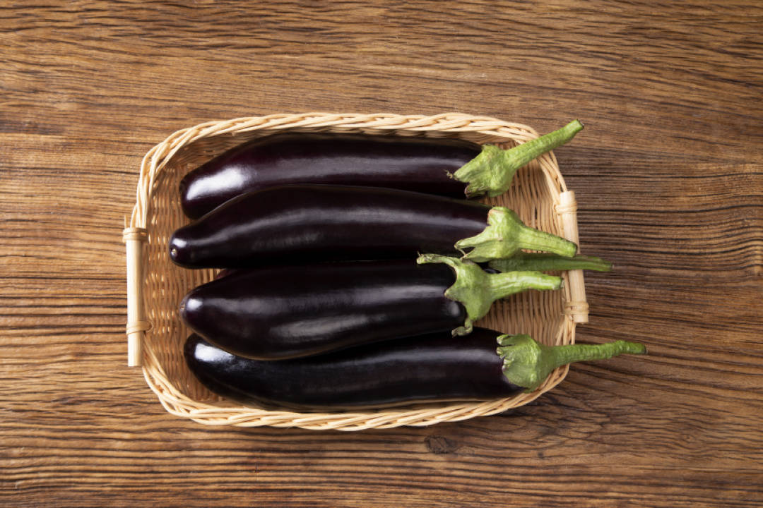 这种茄子外皮呈均匀的紫色,富有光泽,形状介于长条和圆形之间.