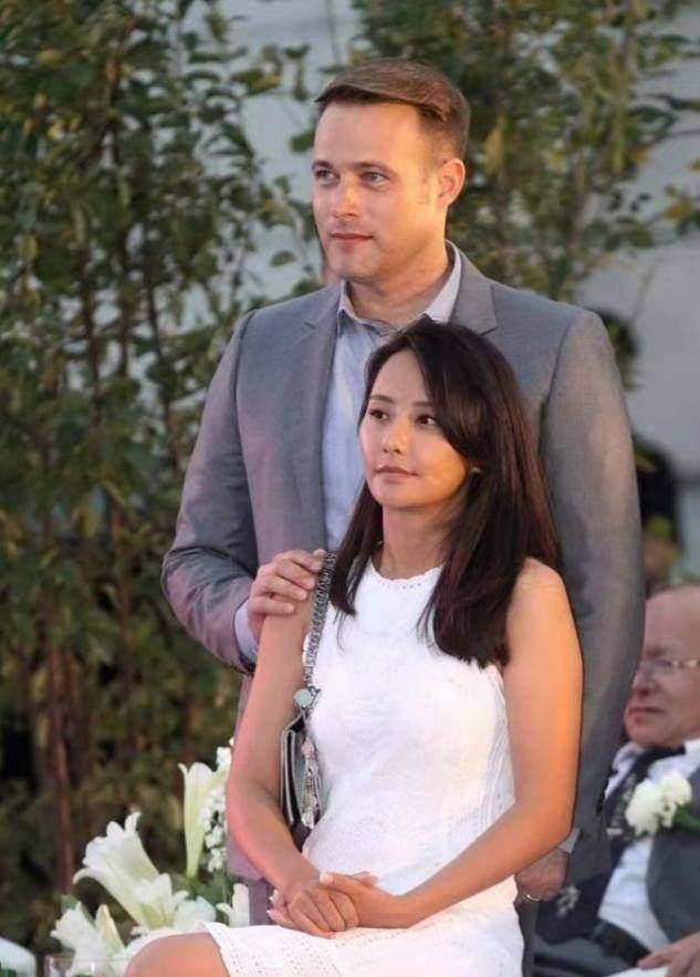 马雅舒夫妇罕同框,穿白裙肤色暴露黝黑肤色,与外国丈夫对比鲜明_白色