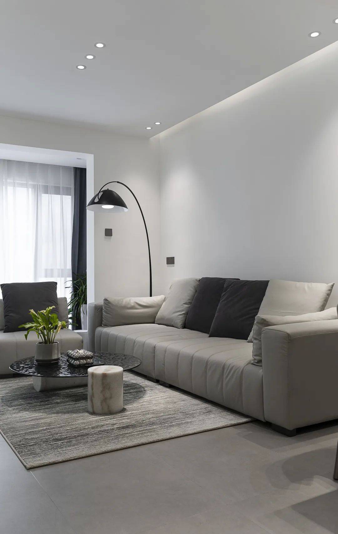 灰色皮质沙发 同款单椅 羊绒地毯,低饱和配色,简单干净