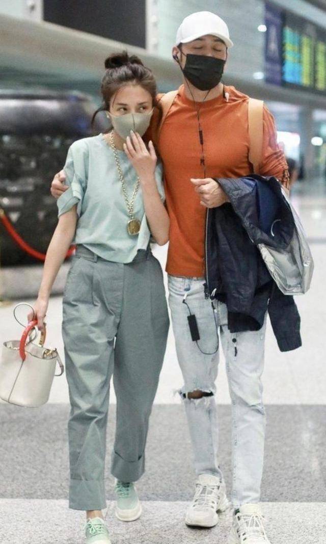 37岁杨烁与娇妻现身机场,一改往日油腻大叔形象,高调相拥太腻歪_网友
