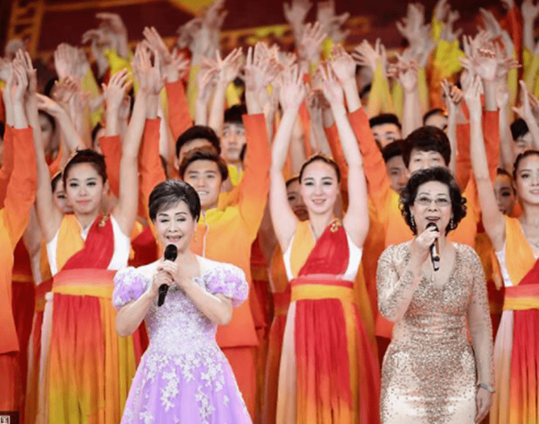 李谷一跟关牧村同台演唱!