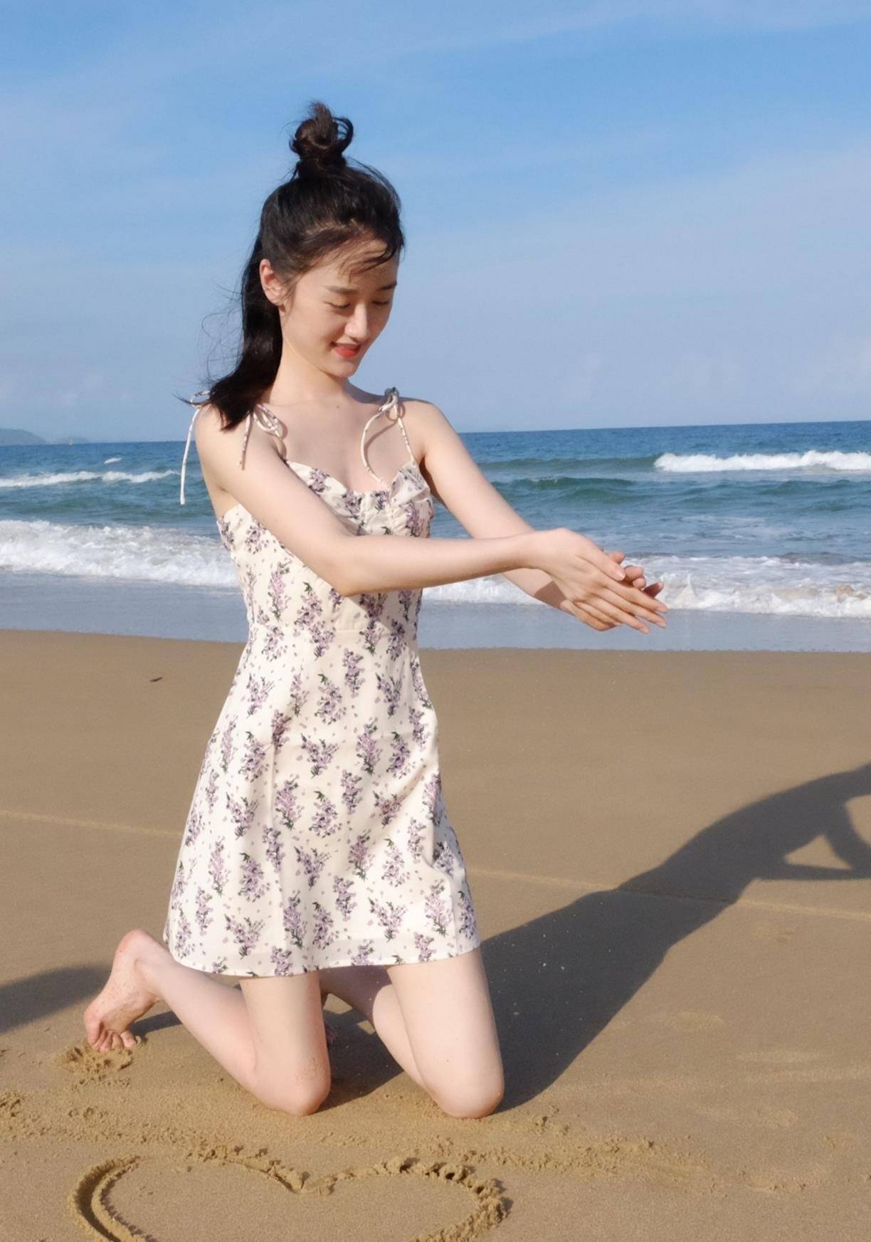 袁冰妍穿吊带裙在海边拍照,肤白貌美很吸睛,这小细腿更是绝了