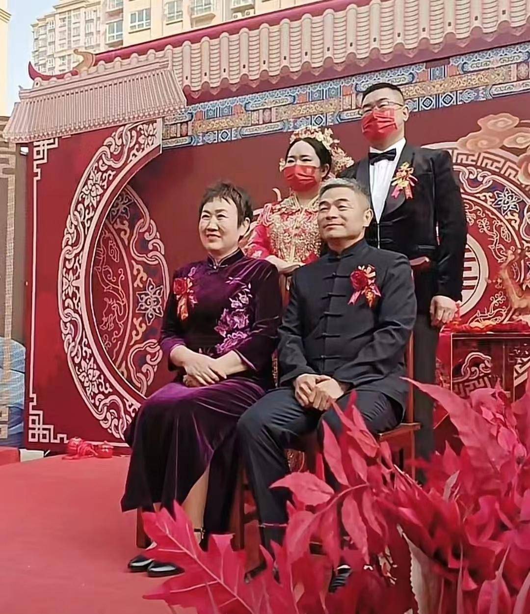 孙海洋夫妇在山东参加郭振婚礼,卓妈发文太心酸,回复言论显格局_卓玛