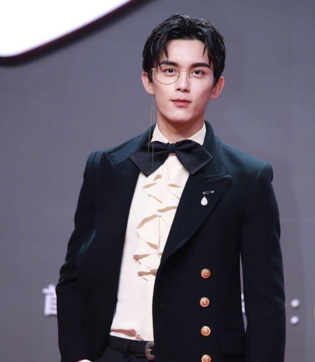 看看吴磊的站姿再看看刘宇宁,明星就是不一样_差距_镜头_黑色