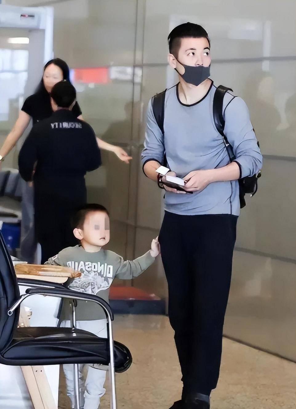 保剑锋老婆的时尚真难懂!穿低腰裤秀蛮腰,不料却穿出五短身材