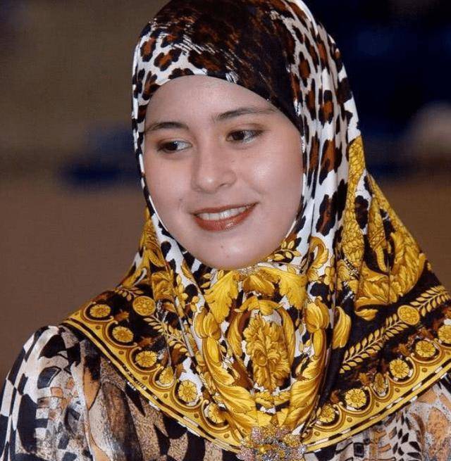文莱王妃被独宠18年,发福变胖,大婚戴22个金镯和顶级绿翡翠项链_萨拉