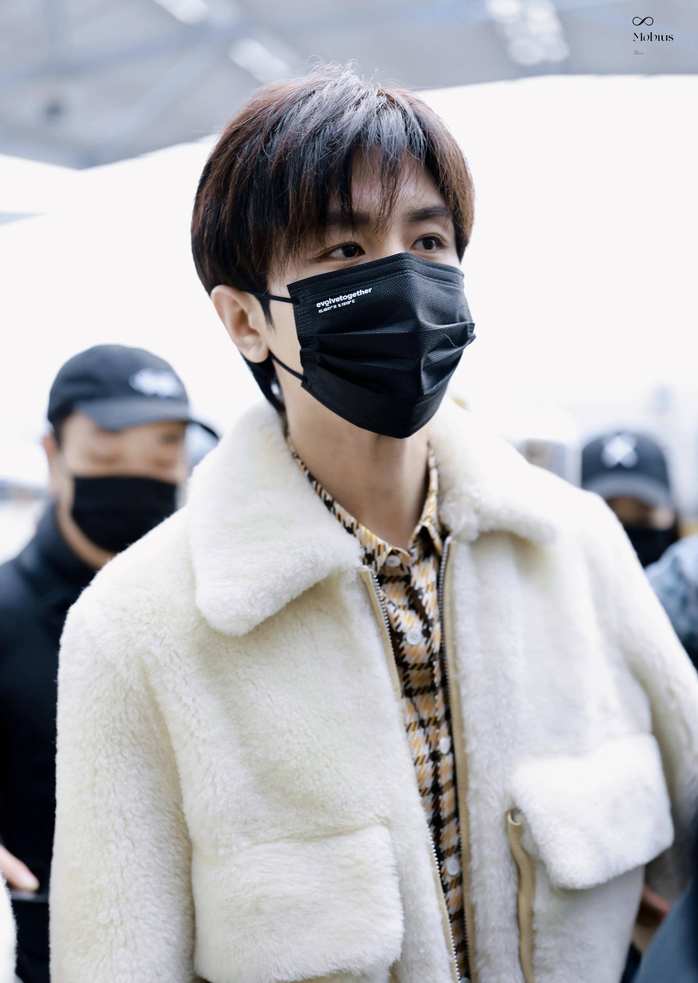 今天,成毅身穿lanvin米色上衣从机场出发.