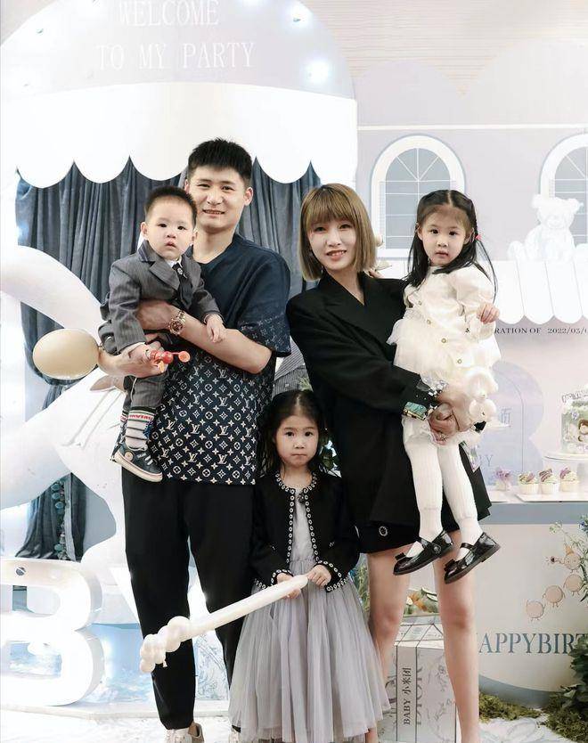 包括周云的女儿和儿子,照片中李卓颖和周云各自抱着孩子,却没想到现在