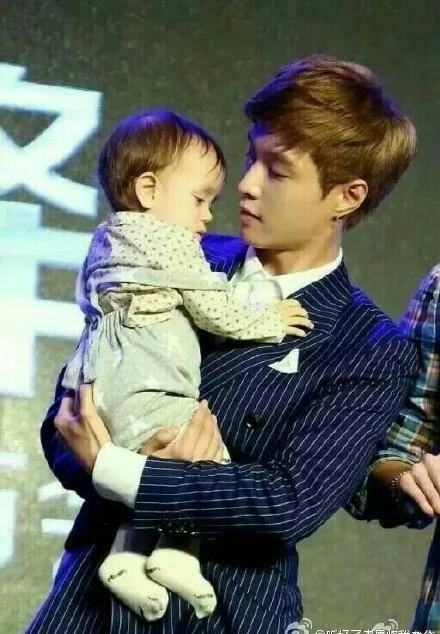 男人最帅的一瞬间~鹿晗王凯man一脸,宋仲基温柔抱章子怡女儿_孩子