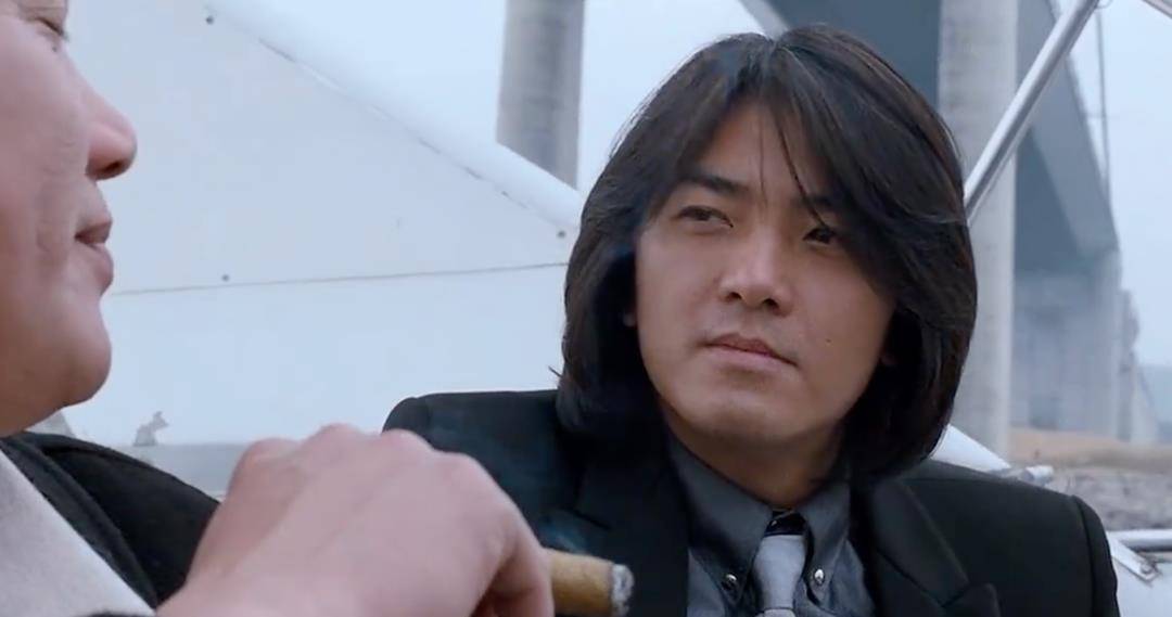 《古惑仔》的陈浩南,长高强壮后,穿衣完全商业化,西装领带.