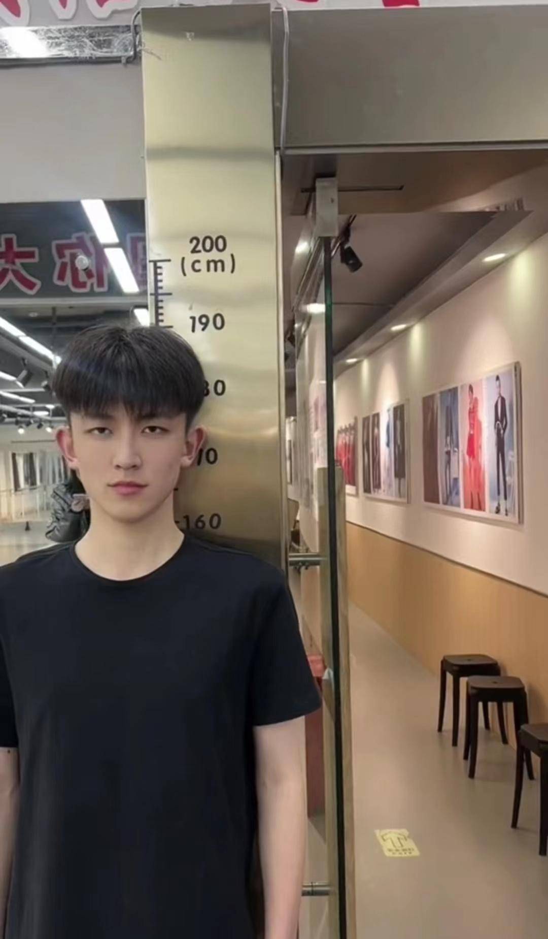 1米9的山东男生量身高,迎面走来快2米的女生,满满的压迫感_个子_网友