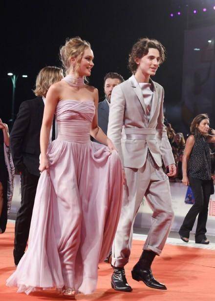 甜茶与德普女儿相恋后首度同框!