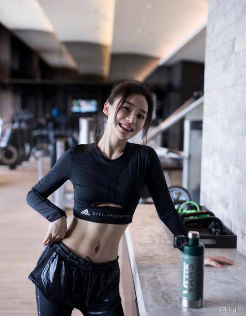 杨幂挑战漫画腰,此前曾批评白瘦幼审美,遭网友斥责又当又立_本人_女性