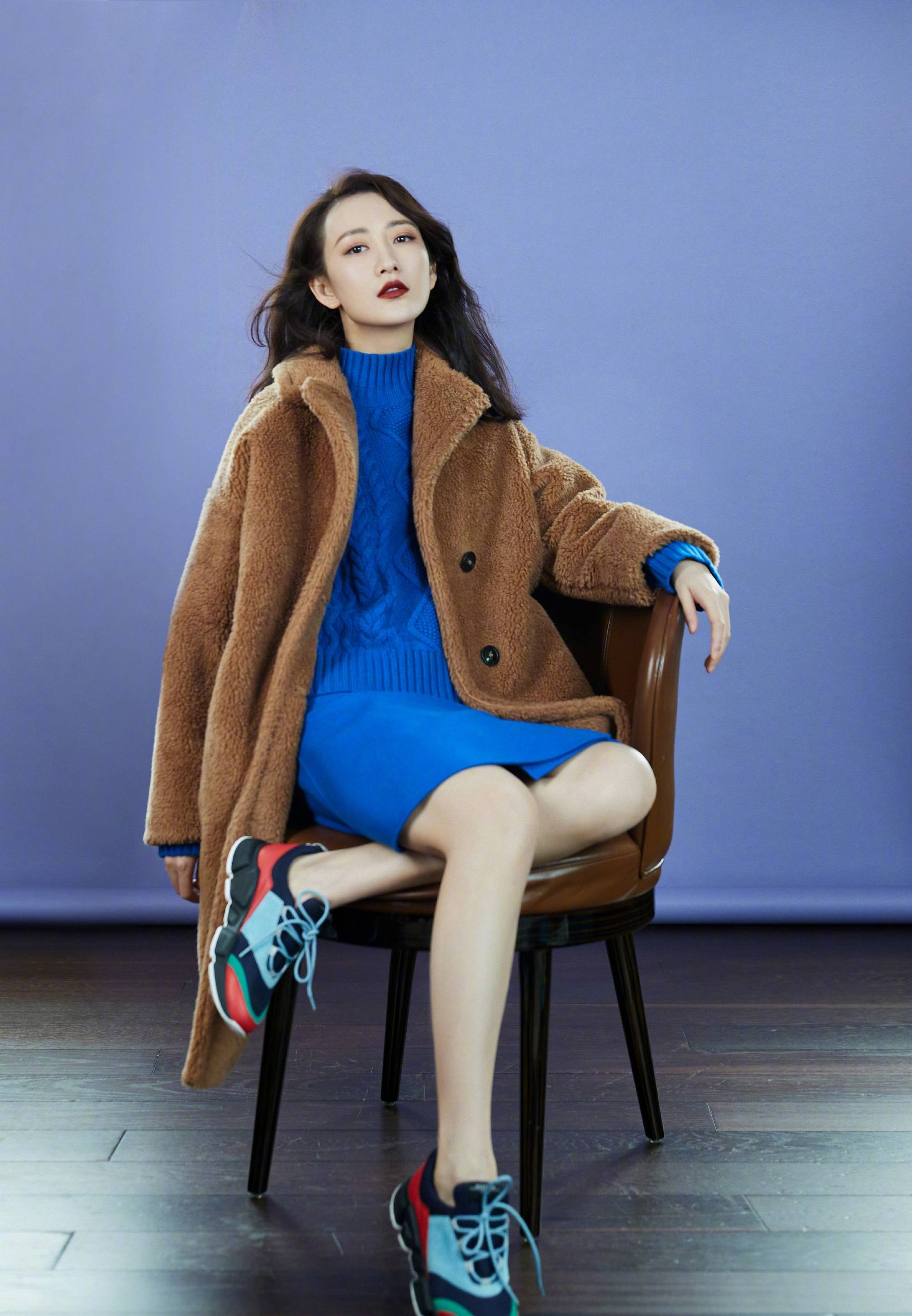 王鸥不愧为楷模,小羊皮搭配裤子显得高级,气质不凡!_外套_身材_大衣