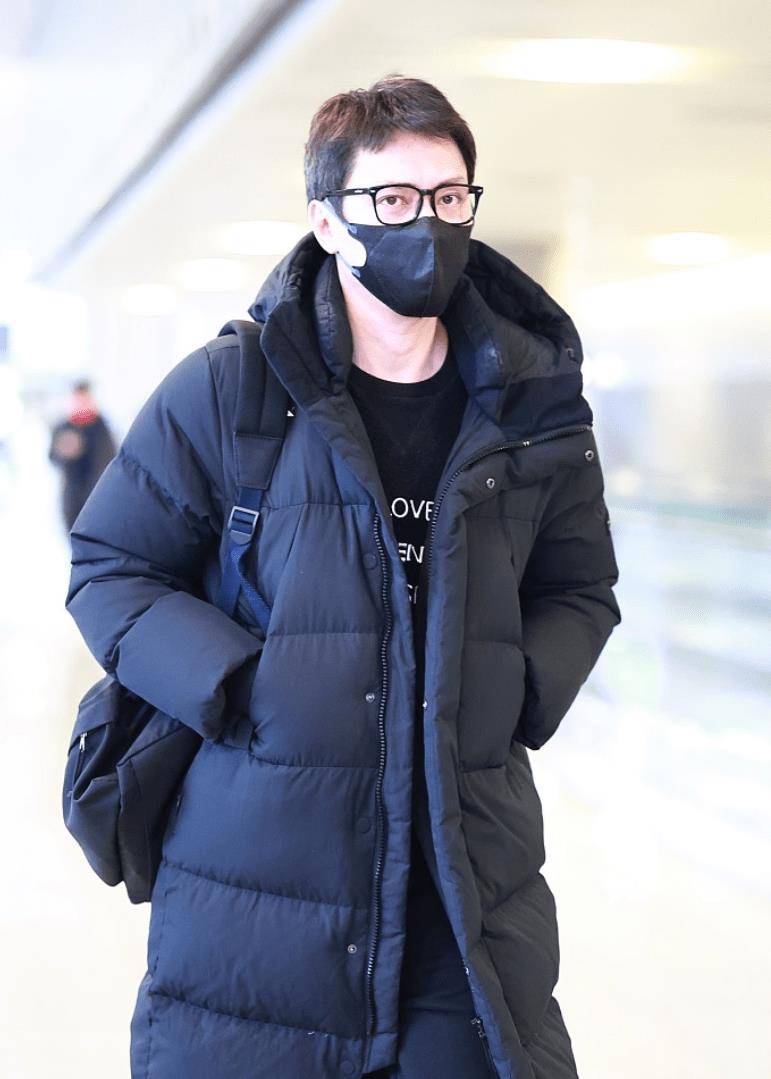 43岁冯绍峰现身机场,身形消瘦憔悴不少,发际线飙升郁郁寡欢_赵丽颖