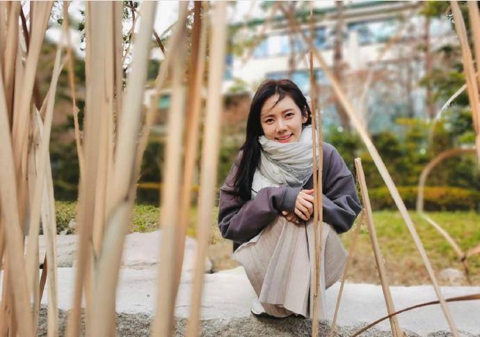 秋瓷炫野外"透气",卫衣配百褶裙穿得简单,裹上围巾却美回初恋_身材