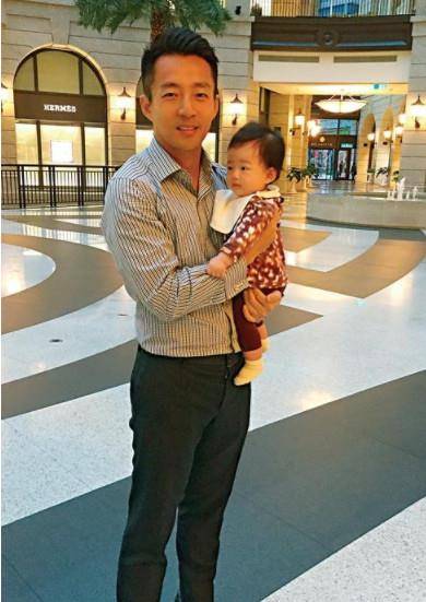 37岁的汪小菲太浮躁了,戴上眼镜瞬间老了,网友:这绝对是换脸_衣服