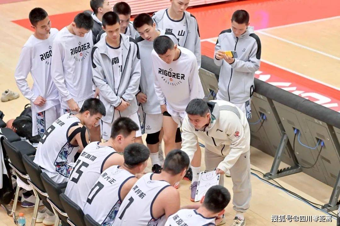 绵阳南山中学男子篮球队夺取全省总决赛冠军