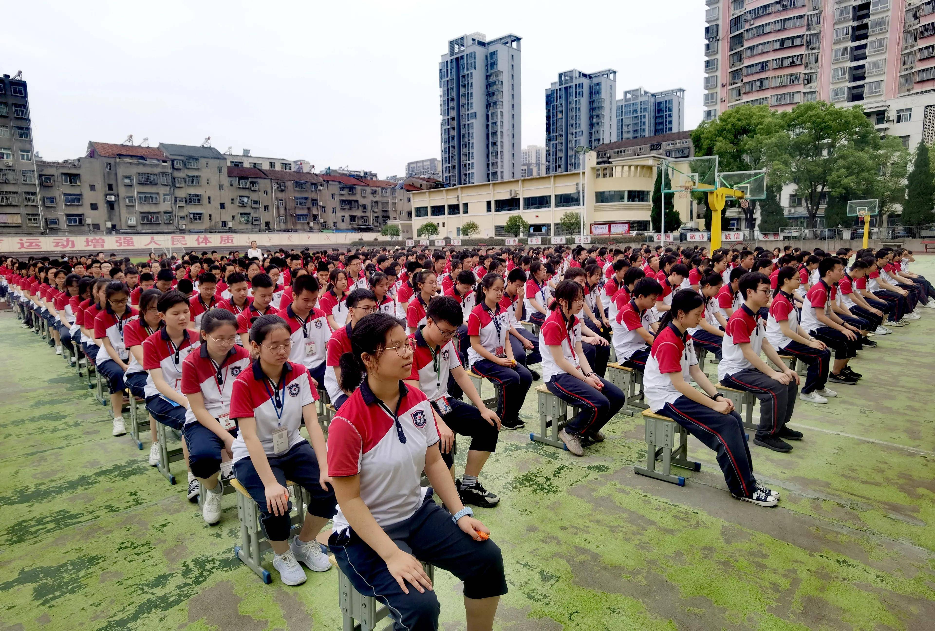 荆门外校校服图片