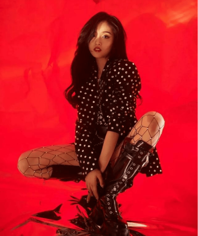 "满天星"西服搭配渔网丝袜,杨超越彻底找到自信,网友:真艳_时尚_女明